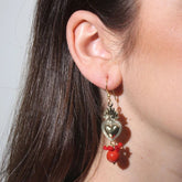 Pendientes largos hechos en Sicilia de latón de corazón ardiente dorados y perlas naturales de Marardi