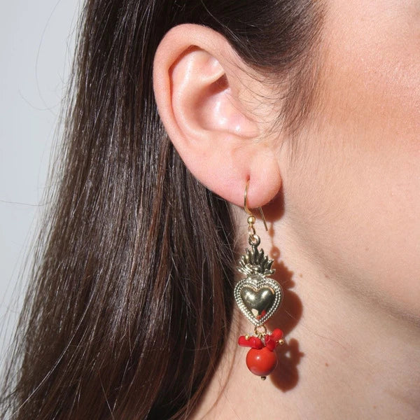 Pendientes largos hechos en Sicilia de latón de corazón ardiente dorados y perlas naturales de Marardi