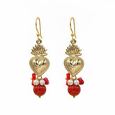 Pendientes hechos en Sicilia de latón de corazón ardiente dorados y perlas naturales de Marardi
