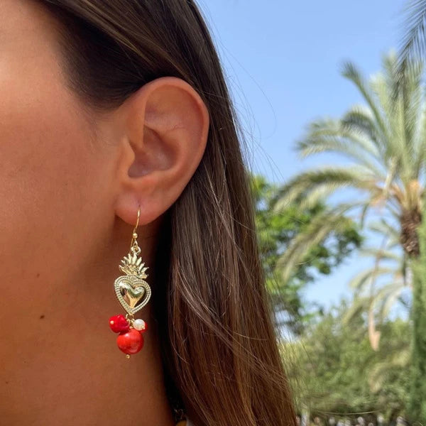 Pendientes largos hechos en Sicilia de latón de corazón ardiente dorados y perlas naturales de Marardi
