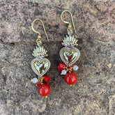 Pendientes largos hechos en Sicilia de latón de corazón ardiente dorados y perlas naturales de Marardi