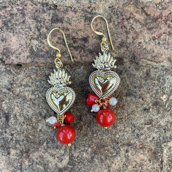 Pendientes largos hechos en Sicilia de latón de corazón ardiente dorados y perlas naturales de Marardi