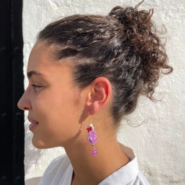 Pendientes largos de corazón ardiente lila de cerámica Siciliana y perlas naturales de Marardi
