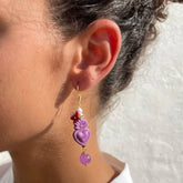 Pendientes largos de corazón ardiente lila de cerámica Siciliana y perlas naturales de Marardi