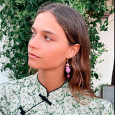 Pendientes largos de corazón ardiente lila de cerámica Siciliana y perlas naturales de Marardi