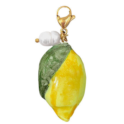 Nuestro charm limone de cerámica silciliana, decorado con perla natural y pintado a mano