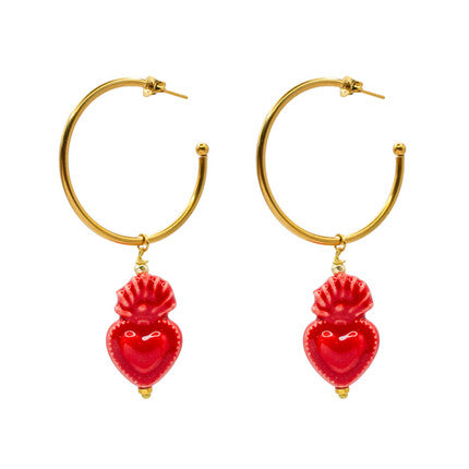 Pendientes de acero inoxidable dorado. Cada aro presenta de corazón ardiente rojo, hechos de cerámica de Siciliana de Marardi