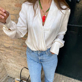 Collar corto de piedras verde y colgante de cerámica que es un caballito de mar rojo con una perla natural y estrella marardi