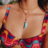 Collar largo artesanal de Sicilia con cadena dorada y piedras de cuarzo citrino con charm cuerno howlita turquesa de Marardi