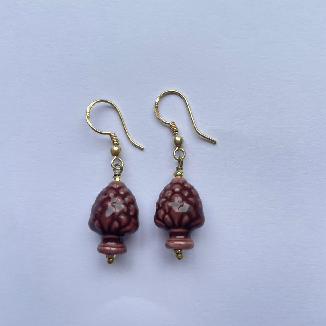 Pendientes cortos de cerámica siciliana hechos y pintados a mano, son unas piñas marrones de Marardi
