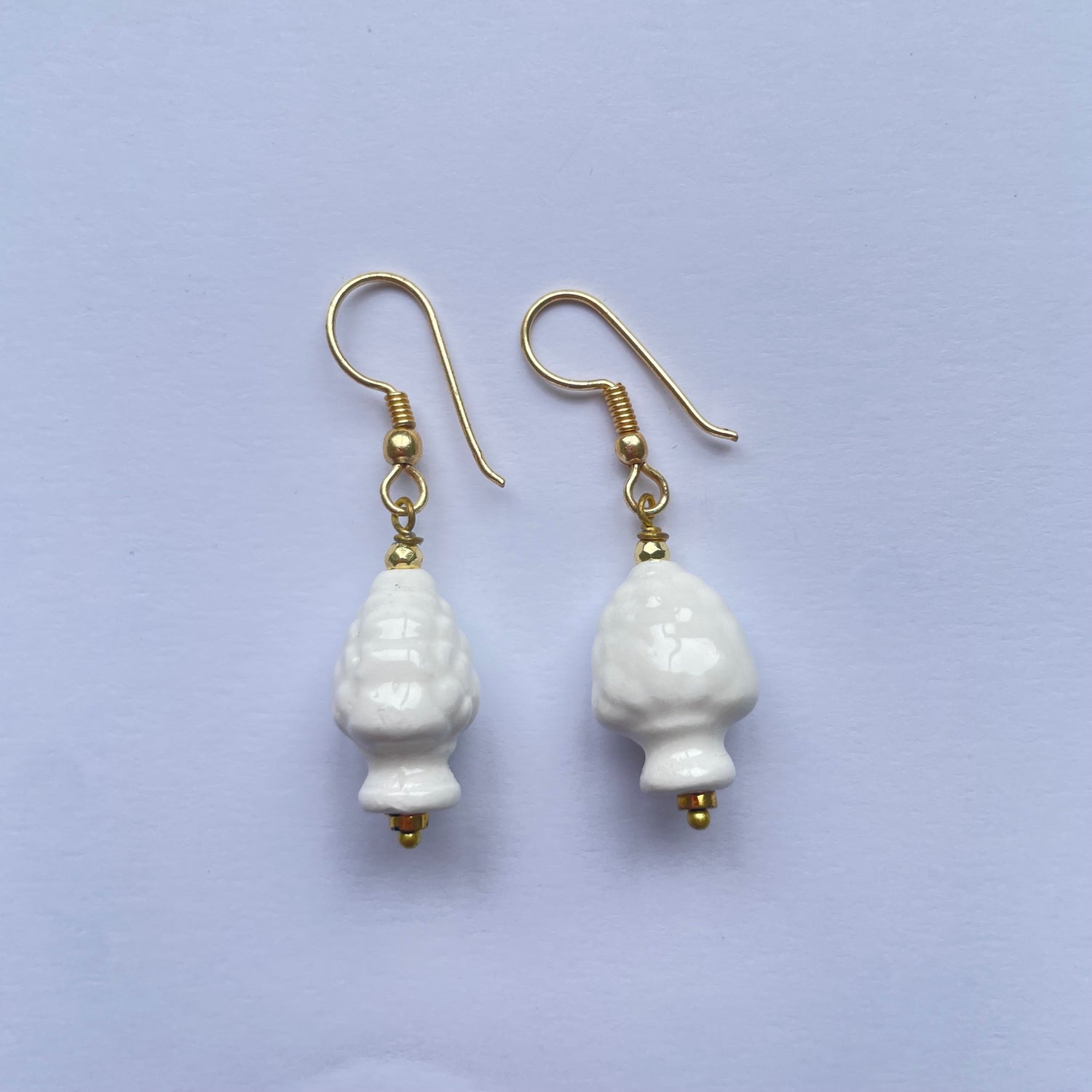 Pendientes cortos de cerámica siciliana hechos y pintados a mano, son unas piñas blancas de Marardi