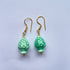 Pendientes cortos de cerámica siciliana hechos y pintados a mano, son unas piñas verdes y su gancho es dorado de Marardi