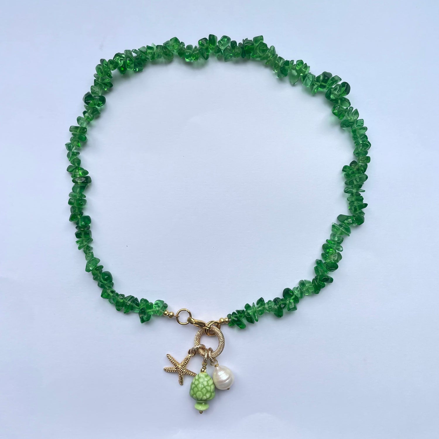 Collar corto de piedras verdes y una piña verde de cerámica siciliana, adornada con perla natural y estrella dorada Marardi.