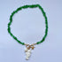 Collar corto de piedras verdes y un caballito de mar blanco de cerámica adornado con perla natural y estrella dorada Marardi.