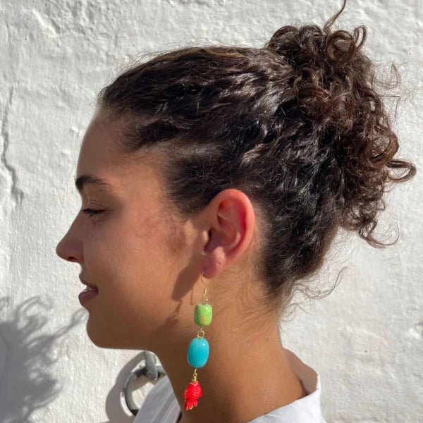 Pendientes largos con una piedra verde y otra turquesa y con un pececito rojo de cerámica y el gancho es de latón de Marardi