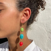 Pendientes largos con una piedra verde y otra turquesa y con un pececito rojo de cerámica y el gancho es de latón de Marardi