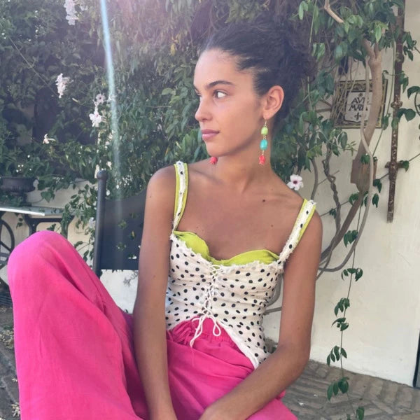 Pendientes largos con una piedra verde y otra turquesa y con un pececito rojo de cerámica y el gancho es de latón de Marardi