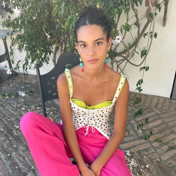 Pendientes largos con una piedra verde y otra turquesa y con un pececito rojo de cerámica y el gancho es de latón de Marardi