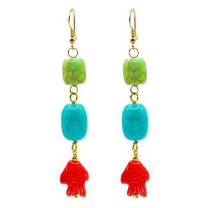 Pendientes largos con una piedra verde y otra turquesa y con un pececito rojo de cerámica y el gancho es de latón de Marardi