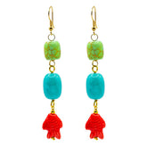 Pendientes largos con una piedra verde y otra turquesa y con un pececito rojo de cerámica y el gancho es de latón de Marardi