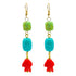 Pendientes largos con una piedra verde y otra turquesa y con un pececito rojo de cerámica y el gancho es de latón de Marardi