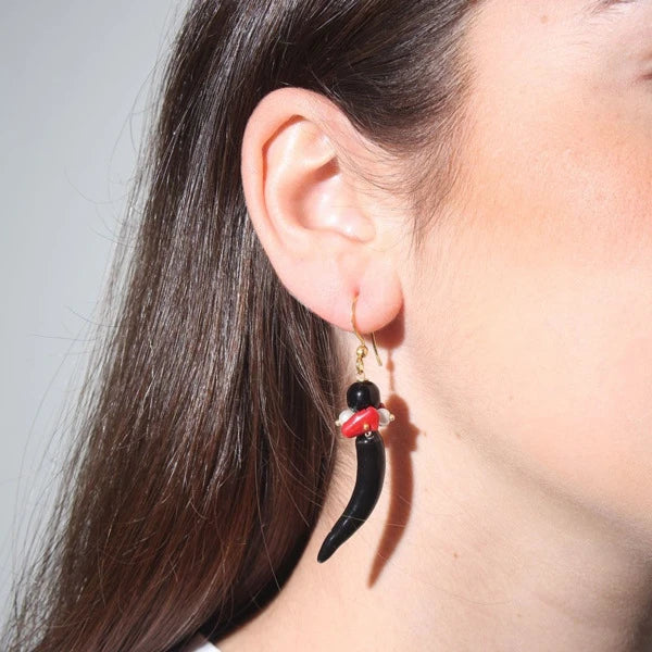 Pendientes de cerámica hechos a mano. El cuerno napolitano es de color negro, con perla natural de río y coral de Marardi