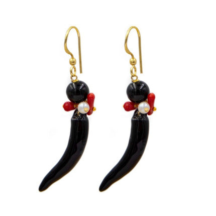 Pendientes de cerámica hechos a mano. El cuerno napolitano es de color negro, con perla natural de río y coral de Marardi