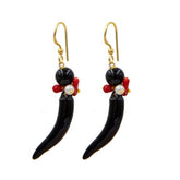 Pendientes de cerámica hechos a mano. El cuerno napolitano es de color negro, con perla natural de río y coral de Marardi