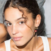 Pendientes de cerámica hechos a mano. El cuerno napolitano es de color negro, con perla natural de río y coral de Marardi