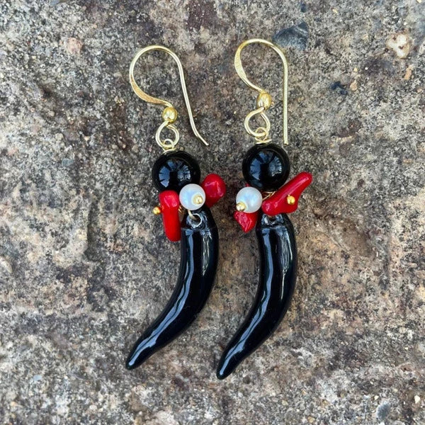 Pendientes de cerámica hechos a mano. El cuerno napolitano es de color negro, con perla natural de río y coral de Marardi