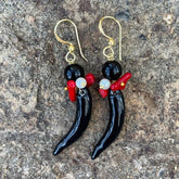 Pendientes de cerámica hechos a mano. El cuerno napolitano es de color negro, con perla natural de río y coral de Marardi