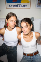 Pendientes de cerámica hechos a mano. El cuerno napolitano es de color negro, con perla natural de río y coral de Marardi