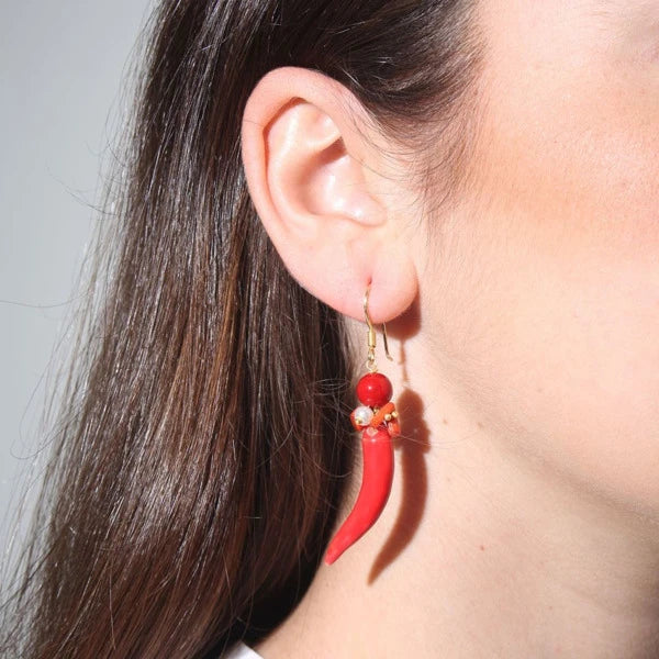 Pendientes de cerámica hechos a mano. El cuerno napolitano es de color rojo, con perla natural de río y coral de Marardi