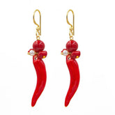 Pendientes de cerámica hechos a mano. El cuerno napolitano es de color rojo, con perla natural de río y coral de Marardi