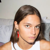 Pendientes de cerámica hechos a mano. El cuerno napolitano es de color rojo, con perla natural de río y coral de Marardi