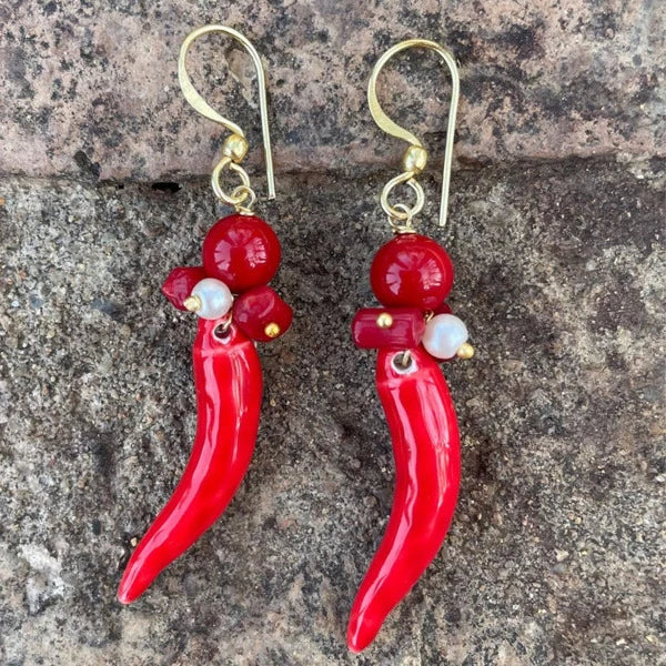 Pendientes de cerámica hechos a mano. El cuerno napolitano es de color rojo, con perla natural de río y coral de Marardi