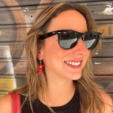 Pendientes de cerámica hechos a mano. El cuerno napolitano es de color rojo, con perla natural de río y coral de Marardi