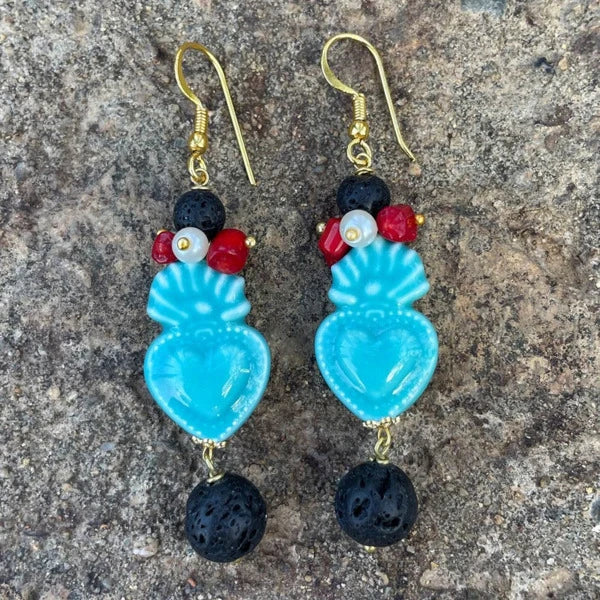 Pendientes largos de Cerámica Siciliana corazón ardiente turquesa  y Piedra natural Volcánica negra de Marardi