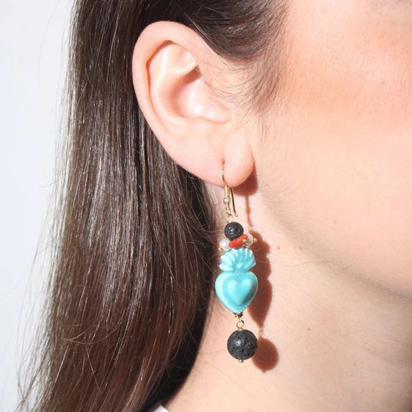 Pendientes largos de Cerámica Siciliana corazón ardiente turquesa  y Piedra natural Volcánica negra de Marardi