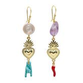 Pendientes largos dorados de latón de corazón ardiente, perla natural y amatista y cerámica siciliana cuerno y mano Marardi