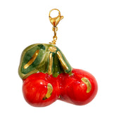 Charm Cherry con cerezas de cerámica siciliana hechas y pintadas a mano en Sicilia. Charm intercambiable para combinar con cadenas y collares.