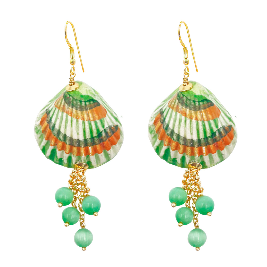 Pendientes largos de cerámica. Son unas conchas con unas cuentas verdes en su parte inferior y el gancho es dorado de Marardi