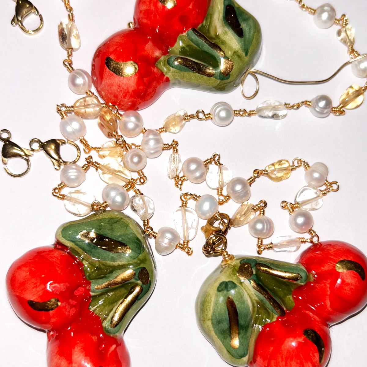 Charm de cerezas de cerámica siciliana pintado a mano