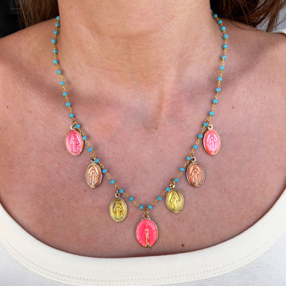 Collar Miracolosa con medallas religiosas puesto
