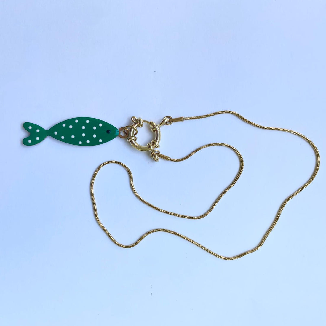 Collar Dorado Largo con Pez Esmaltado