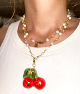 Collar Didi Cherry de cuarzo con charm de cerezas puesto