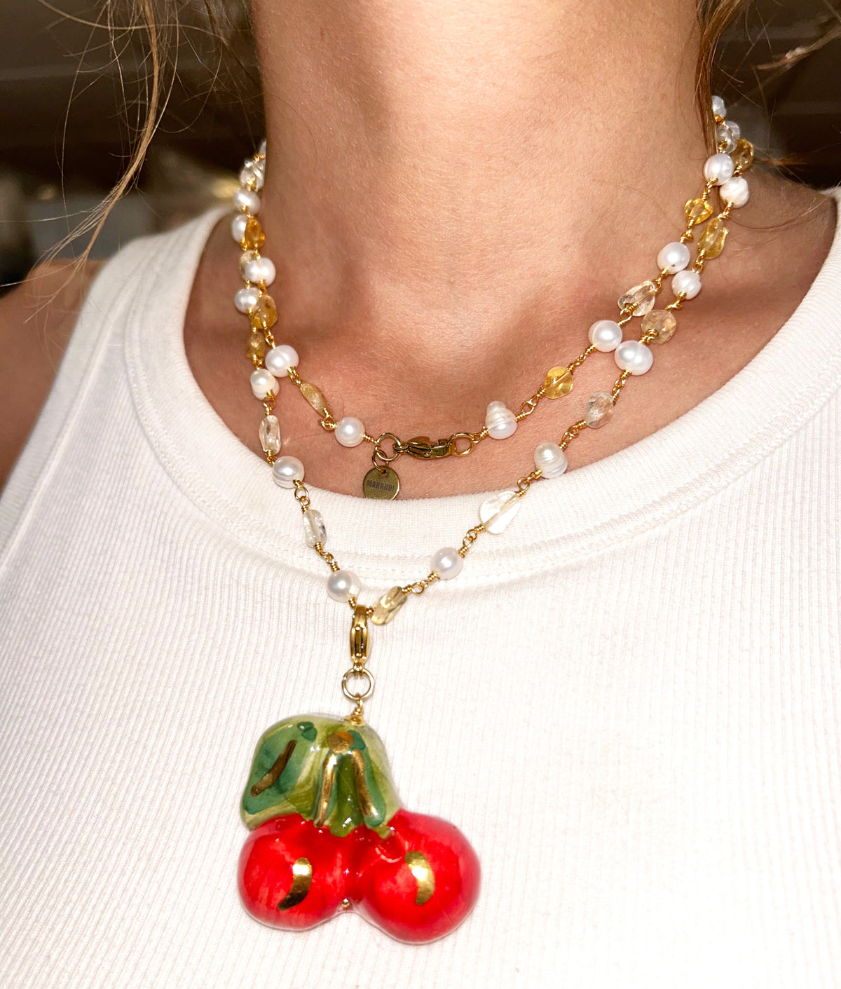 Collar Didi Cherry de cuarzo con charm de cerezas puesto