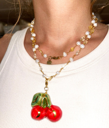 Collar Didi Cherry de cuarzo con charm de cerezas puesto