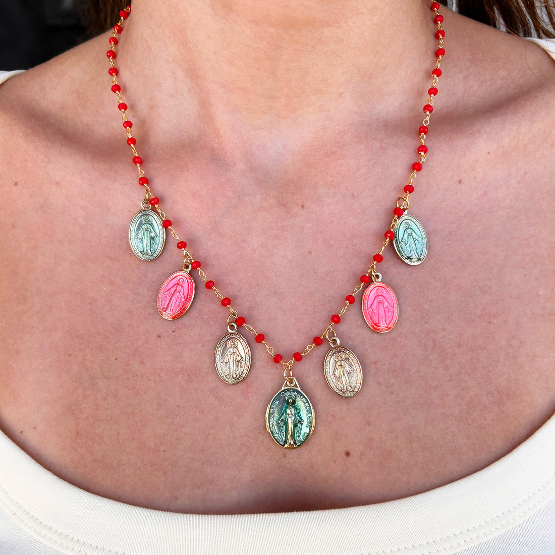 Collar Miracolosa de cristal con medallas religiosas de latón
