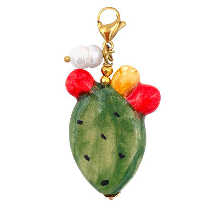 Nuestro charm cactus de cerámica silciliana, decorado con perla natural y pintado a mano de Marardi.